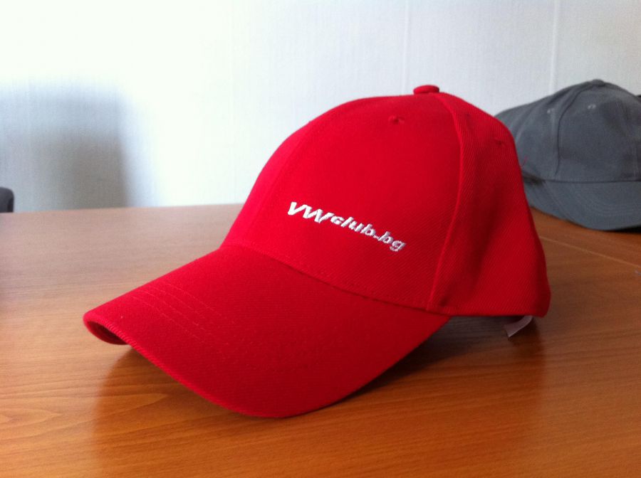 Червена шапка с бродерия VWclub.bg
